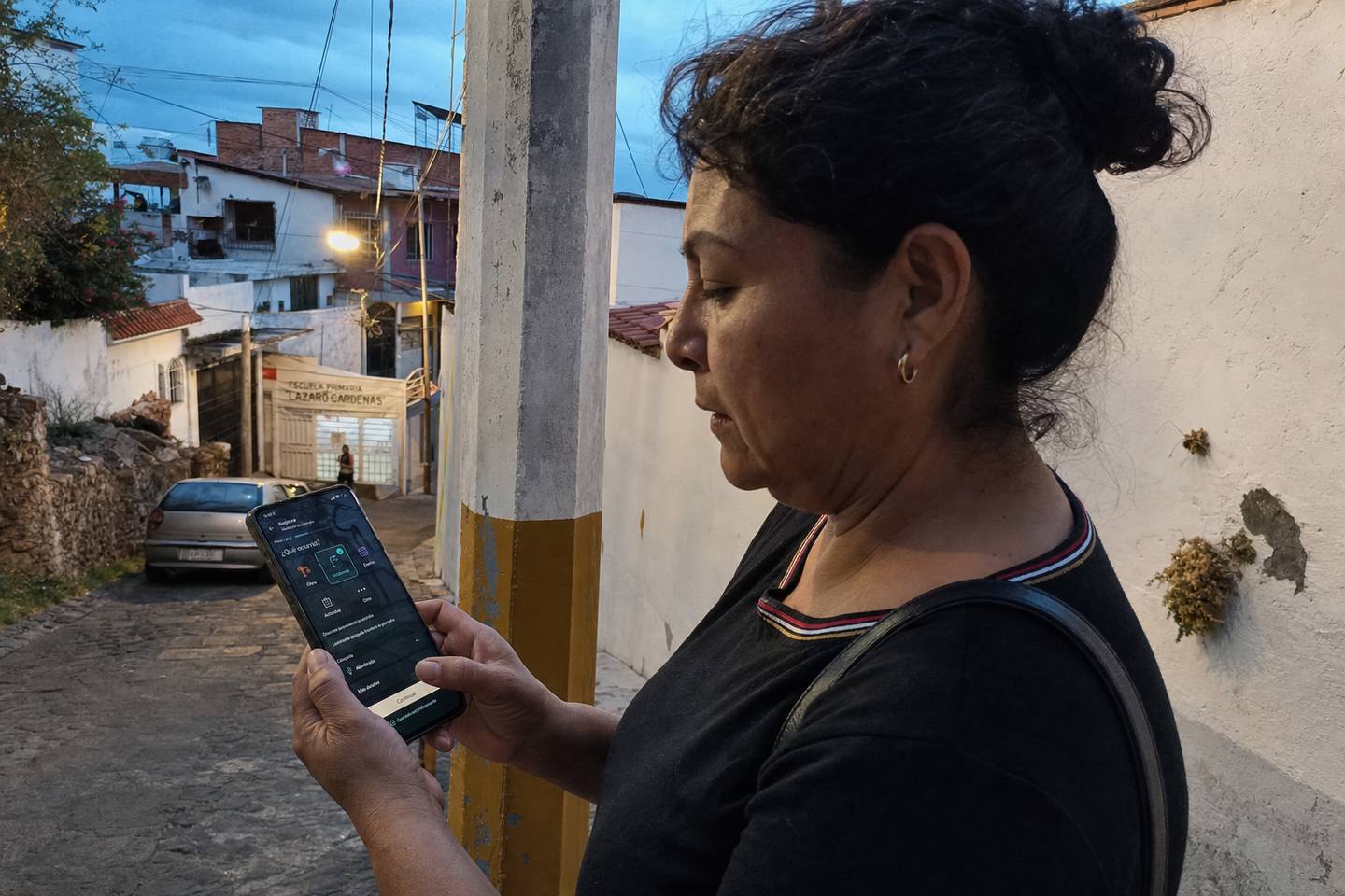 Recreación visual de una integrante de un comité vecinal registrando una incidencia de alumbrado con Mapa Cívico
