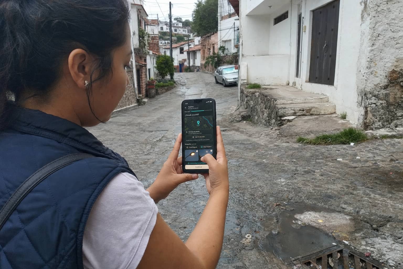 Recreación visual de una observadora vecinal ubicando una incidencia de drenaje desde Mapa Cívico
