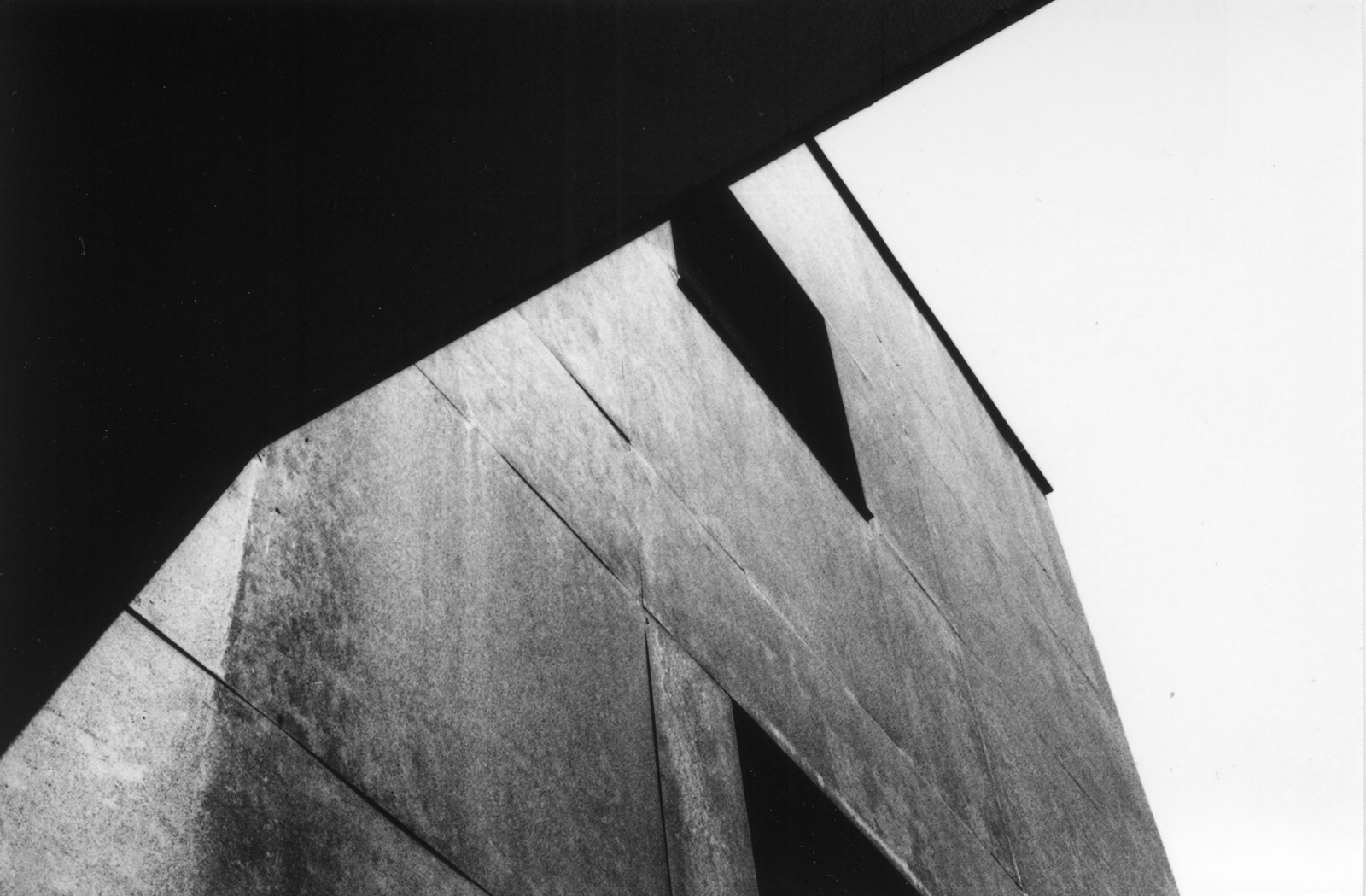 Detalle geométrico en blanco y negro de arquitectura en Ciudad Universitaria