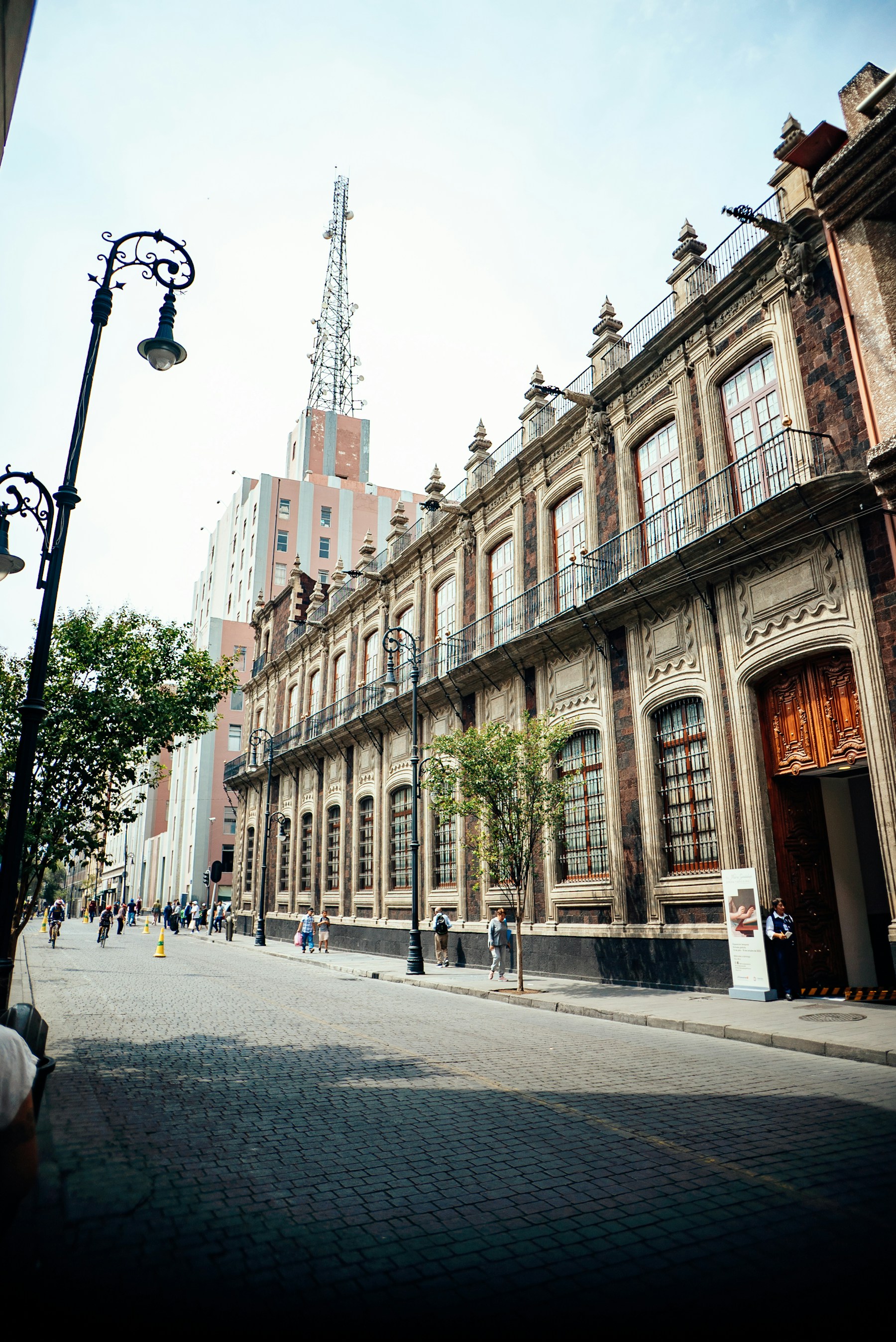Fachada histórica y peatones en una calle de la Ciudad de México
